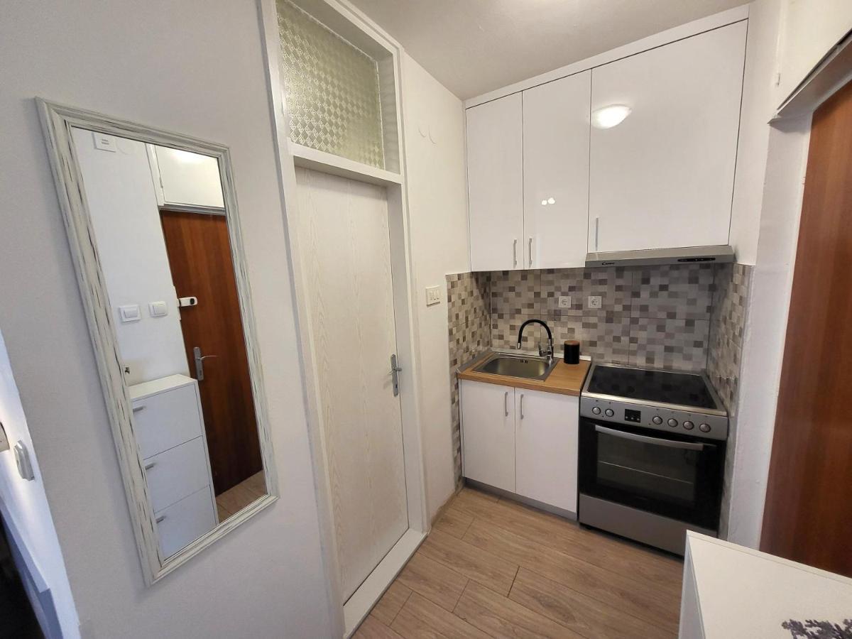 Mali Apartman U Centru マカルスカ エクステリア 写真
